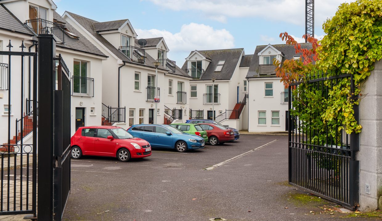 10 Griffin Close - exterior-2