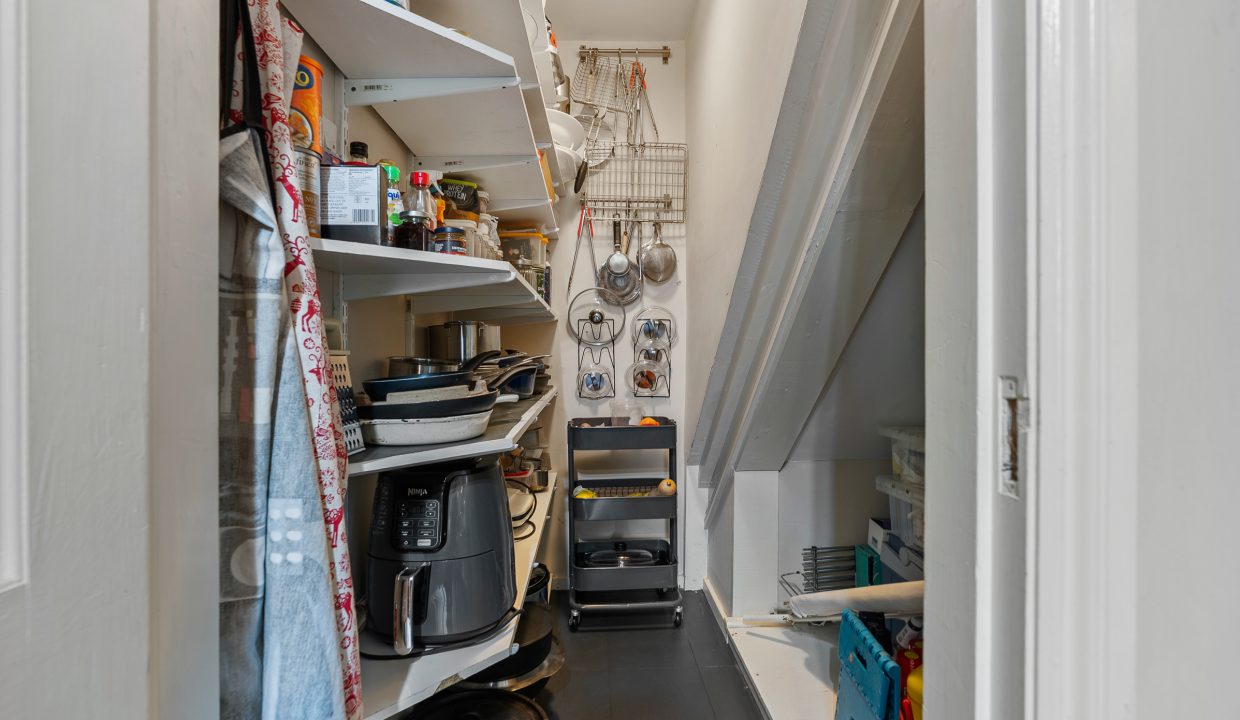 16 Avondale Court - interior-10