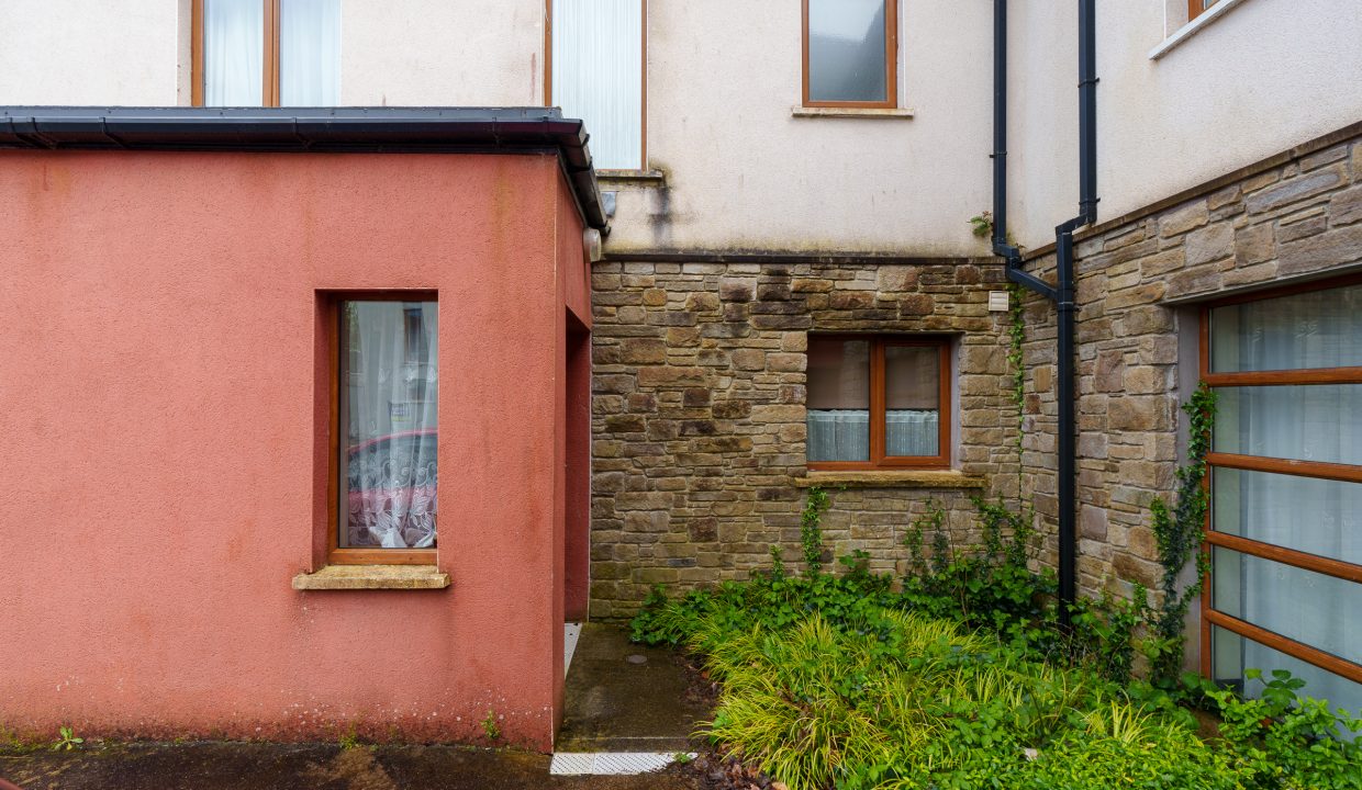 21 Oakridge - exterior-4