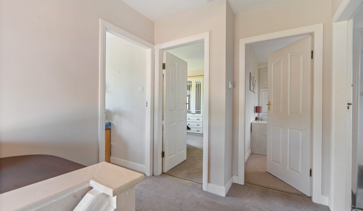 8 Firgrove Lawn - interior-35
