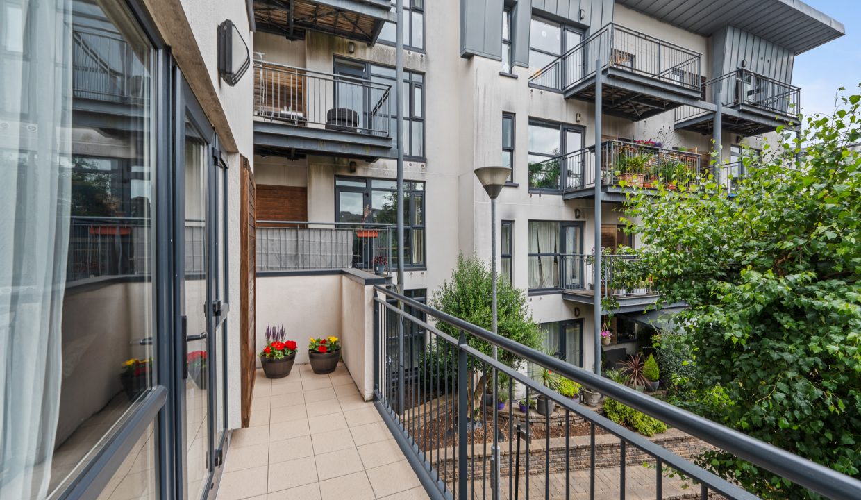 36 The Courtyard - updated interior-1-19