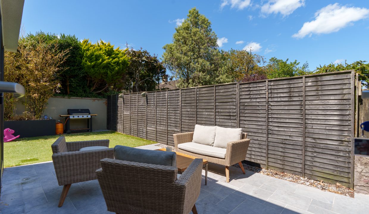 4 Manor Lawn - exterior-1