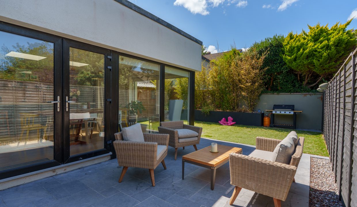 4 Manor Lawn - exterior-3