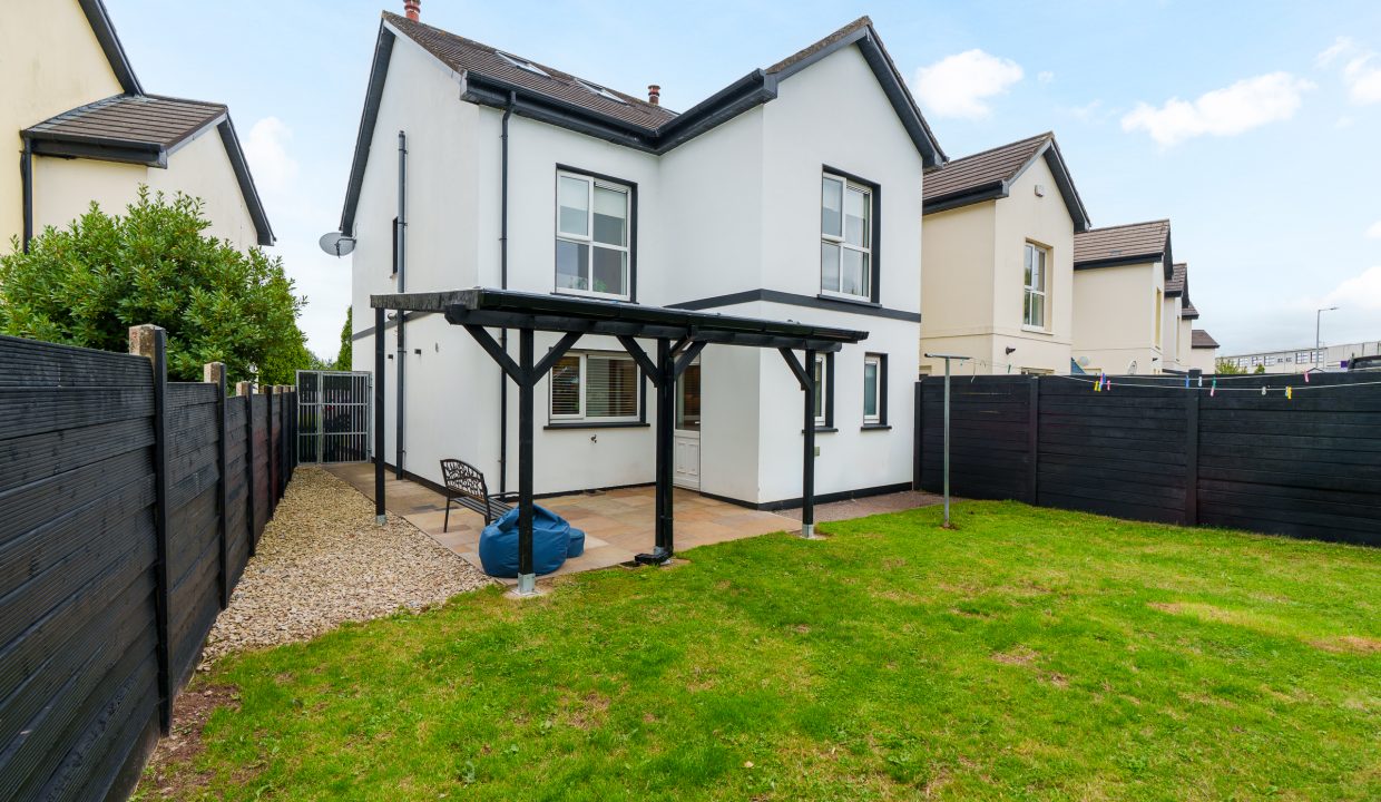 5 Highfield Crescent - exterior-3