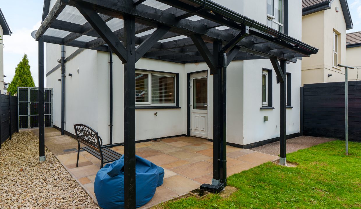 5 Highfield Crescent - exterior-4